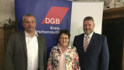 Bild: exb
DGB-Kreisvorsitzender Klaus Schuster hieß als Referenten zum Thema Frauenrente Kreisrätin Brigitte Scharf und DGB-Organisationssekretär Peter Hofmann (von rechts) willkommen.