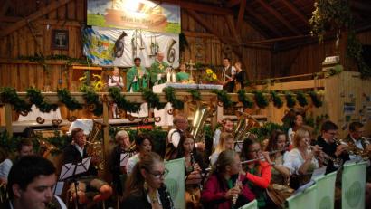 Bild: Portner
Pfarrer Herbert Rösl und Kaplan William Akkala zelebrierten den Festgottesdienst im Stodl, flankiert von den Ministranten aus Bläserklasse und Blaskapelle.