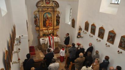 Bild: dob
Der anhaltende Regen lässt in diesem Jahr einen Patroziniumsgottesdienst in Altentreswitz im Freien nicht zu. Doch auch die historische Kirche bietet mit dem aussagekräftigen Altarbild des Evangelisten Matthäus beste Möglichkeit, den Festgottesdienst gebührend zu feiern. Ein Frühschoppen mit Weißwurstfrühschoppen schließt sich an.