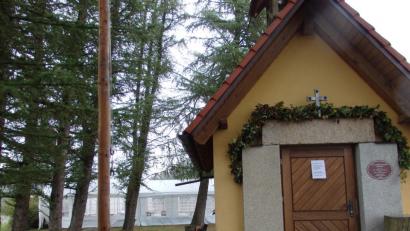 Bild: wrt
Der Gottesdienst findet zwar wetterbedingt in der Heilig-Geist-Kirche statt, aber zum gemütlichen Frühschoppen kommen die "Kirwa-Leit" gerne ins beheizte Zelt (links, hinter der Kapelle)