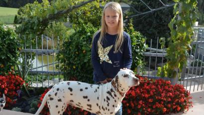 Bild: jr
Jolina Hägler, Enkelin von Organisator Johann Heindl, ist voller Vorfreude auf die 21. Dalmatiner-Ausstellung in Münchsgrün. Mit dabei sein wird natürlich auch der zehnjährige „Cinnamon“.