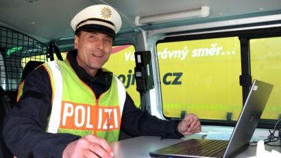 Bild: spw
Polizeihauptkommissar Harald Beigel überprüft im Streifenwagen, ob der Lkw-Fahrer seine Lenkzeiten eingehalten hat. In seinem Laptop kann er die Daten der Fahrerkarte auslesen.