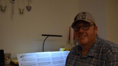Bild: fuw
Alle Bandmitglieder der "Altneihauser Feierwehrkapell'n" spielen ein Instrument, nur Reinhard Stummreiter nicht: "Ich gleiche das durch theatralisches Verhalten aus", sagt er von sich selbst
