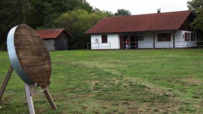 Bild: weu
Fast 50 Jahre ist das Heim am Sandradl das Zuhause des Bogenclubs. Seit Ostern ist es wieder mit Leben erfüllt.