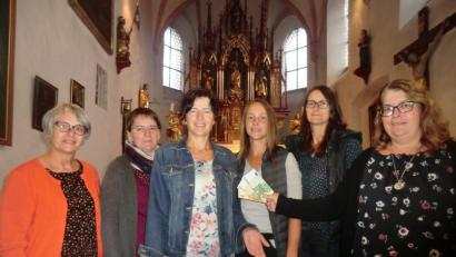 Bild: rpp
Eva Hoffmann (rechts) und (von links) Renate Zaloga vom Frauenbund überreichen Doris Dimper, Martina Schreyer, Sabine Kreuzer und Petra Dimper eine Spende zur Finanzierung des Blumenschmucks.