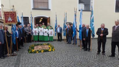 Bild: Brendel, Hubert (BR)
Nach dem Festgottesdienst warten die Bannerabordnungen des MMC-Bezirks Nördliche Oberpfalz auf die kirchlichen Würdenträger, (hinten von links) Ortspfarrer Reinhard Forster, Domvikar Johann Ammer und Zentralpräses Monsignore Thomas Schmid.