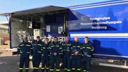 Bild: exb
Michael Kleierl, Markus Meiller von der Regionalstelle, Jonas Gebhart, Kilian Gradl, Mathias Ferstl, Patrick Wilhelm und Christian Grasser (von links) präsentieren die neue Hochleistungspunpe.