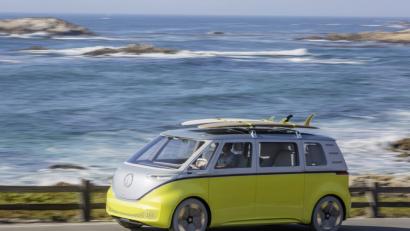 Bild: VW
Auf dem Highway zur E-Mobilität fährt VW in den nächsten Jahren mit Volldampf ab. 27 neue Modelle will der Konzern mit seinen vier Töchtern schon bis Ende 2022 auf den Markt bringen. Der beschleunigte Umstieg hilft dem Unternehmen auch, die anspruchsvollen CO2-Ziele in Europa, China und den USA zu erreichen.