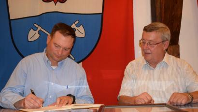 Bild: wku
Charles W. Knoll (links) trägt sich ins goldene Buch der Marktgemeinde ein. Wie Bürgermeister Hans Koch (rechts) bekundet er den Willen, die Kontakte zwischen Königstein und der US-Army weiter zu pflegen.