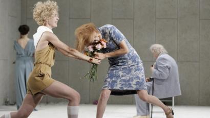 Bild: Staatstheater Nürnberg/Konrad Fersterer
„Die Möwe“ flattert über die Nürnberger Bühne (von links): Es spielen Ulrike Arnold (als Arkadina), Pauline Kästner (als Nina), Stephanie Leue (als Polina) und Thomas Nunner (als Sorin).