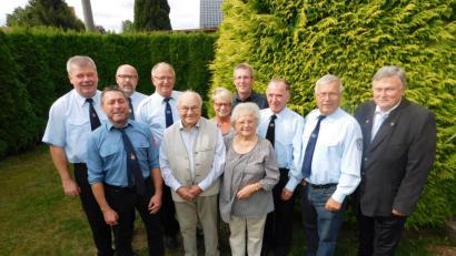 Bild: hai
Seinen 85. Geburtstag feiert Jubilar Erich Horn (Fünfter von links) unter anderem mit Ehefrau Emmi (rechts daneben) sowie (von links) Rainer Schneider, Bernd Preißinger, Stefan und Manfred Bauer, Renate und Werner Zrenner, Hans Braun, Rudi Marterer und Bürgermeister Manfred Porsch.