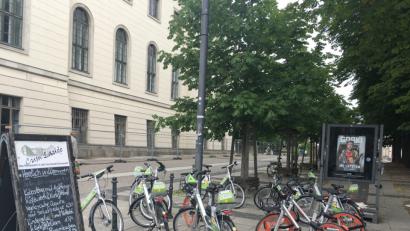Bild: Saller
Kreuz und quer stehen die Leihräder neben der Humboldt-Universität Berlin.