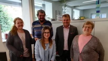 Bild: exb
Die Außensprechtage des VdK werden weiterhin im Rathaus abgehalten, allerdings mit neuer personeller Besetzung. Von links: Waldtraud Balk, Georg Giehl, Bürgermeister Karlheinz Budnik, Angela Erfurt, Vorsitzende des VdK-Ortsverbands sowie (sitzend) Sarah Kellner.