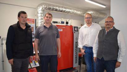 Bild: bnr
Sie waren die treibenden Kräfte beim Projekt "Nahwärme Köttlitz". Von rechts: Initiator und Geschäftsführer Armin Kiener, Mitarbeiter der Firmen Rädle Heizungsbau und Hargasser Heizungstechnik sowie Bürgermeister Martin Schwandner.