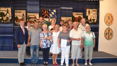 Bild: gi
Für ihren 55. Aufenthalt in Moosbach werden Renate und Burkhard Wilke (vorne, zweiter und dritte von rechts) ausgezeichnet. Zum zehnten Mal ist Familie Kapp und Koch in der Gemeinde, und für ihren 15. Aufenthalt wird Familie Burre vom Bürgermeister Hermann Ach (links) geehrt.