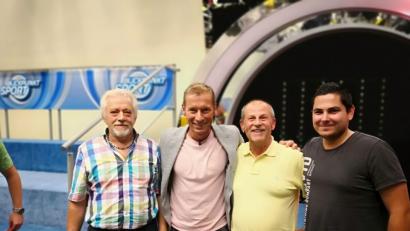 Bild: is
BR-Sportmoderator Markus Othmer (Zweiter von links) empfängt das Schiedsrichterteam (von links) Bild: v.l.n.r.: Anton Dötsch (FC Tremmersdorf), Wolfgang Maier (TSV Pressath), Mathias Schubert (Spvgg Neustadt /Kulm) im Fernsehstudio in München-Freimann.