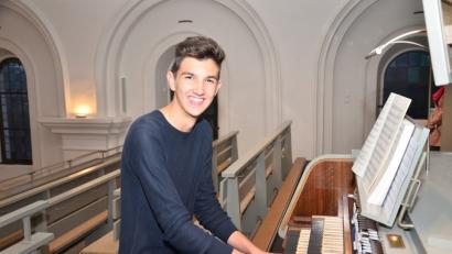 Bild: fjo
Markus Mathy brilliert mit seinen gerade einmal 16 Jahren an der Kirchenorgel wie ein Meister.