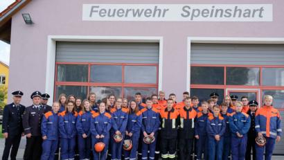 Bild: do
Kreisbrandinspektor Wolfgang Schwarz hält die Jugendleistungsspange der bayerischen Feuerwehren für das schönste Abzeichen, das es gibt. Nach dem Bestehen der entsprechenden Prüfung überreichte er 30 Nachwuchskräften aus sechs Wehren die attraktive Auszeichnung. Unser Bild zeigt die erfolgreichen Teilnehmer mit den Schiedsrichtern und den Organisatoren der Feuerwehr Speinshart.