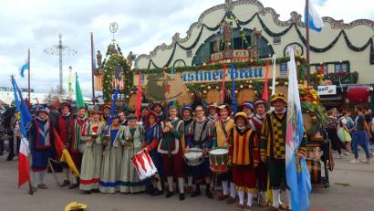 Bild: exb
Die Gebenbacher Fahnenschwinger hoffen, dass sie nächstes Jahr zur Wiesn wieder beim traditionellen Trachten- und Schützenzug dabei sein können. „Es war mega anstrengend, aber hat brutal viel Spaß gemacht“, sagt Gruppenführer Peter Kick (rechts). „Der Wind ist richtig durch die Straßen gepfiffen. Da lässt auf sieben Kilometern beim Schwingen dann doch irgendwann die Muskelkraft ein bisschen nach. Aber dafür war die Stimmung einmalig.“