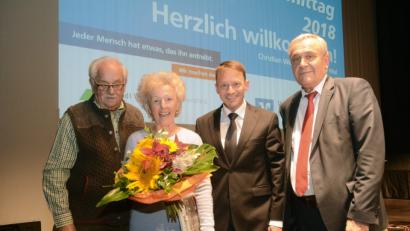 Bild: Gabi Schönberger
Der diesjährige Senioren-Ehrenpreis geht an Gertraud Beyerlein vom Feierabendkreis St. Markus (von links: Alfons Heidingsfelder, Gertraud Beyerlein, Jens Meyer, Kurt Seggewiß)