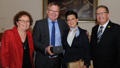 Bild: Gerhard Franz
Ambergs Oberbürgermeister Michael Cerny (Zweiter von links) tauscht mit Bürgermeisterin Renata Surma (rechts daneben) aus der polnischen Partnerstadt Bystrzyca Kłodzka Gastgeschenke aus. Bürgermeisterin Brigitte Netta und Bürgermeister Martin Preuß sind mit von der Partie.