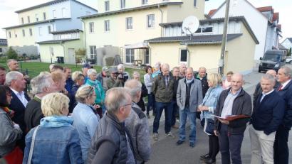 Bild: wd
Volles Haus: Zwei Dutzend Anlieger, die gegen den endgültigen Ausbau ihrer Straße kämpfen wollen, erwarten die Stadträte in der Straße Am Schafbühl in Rothenstadt.