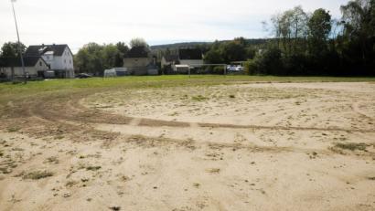 Bild: ge
Deutlich erkennbare Spuren hinterließ der Auto-Ausflug des Jugendlichen auf dem Sandplatz.