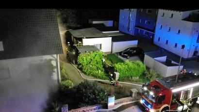 Bild: twi
Die Aufnahme mit einer Drohne zeigt links die Rauchentwicklung im Abbruchhaus in der Austraße und einige Einsatzkräfte