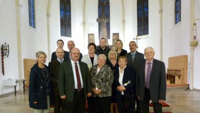 Bild: hok
Pfarrer Stephan Rödl gratuliert den Ehejubilaren bei einem Festgottesdienst zum langen Miteinander.