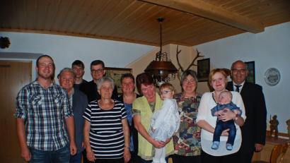 Bild: enz
Zum 80. Geburtstag von Maria Ott (vorn, Zweite von links) gratulierten: Bürgermeister Klaus Meyer, Enkelin Stefanie Waidhas mit Urenkel Simon, Tochter Helga Ott, Tochter Inge Köhler mit Urenkelin Leonie, Tochter Petra Wild, Pfarrer Jazek Mizak, Enkel André Wild, der Seniorenbeauftragte Franz Danhauser und Enkel Daniel Ott (von rechts).