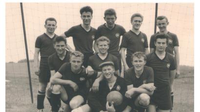 Bild: hl
Fünf Gründungsmitglieder des SV Waldeck gehören Anfang der 1960er Jahre zur ersten Mannschaft.