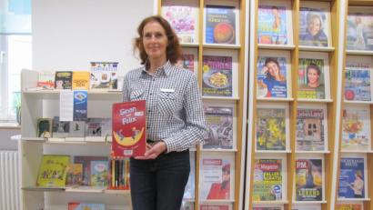 Bild: cog
Bibliotheksleiterin Luise Eckert hat eine Buchausstellung zum Motto der Interkulturellen Wochen, „Vielfalt verbindet“, zusammengestellt.