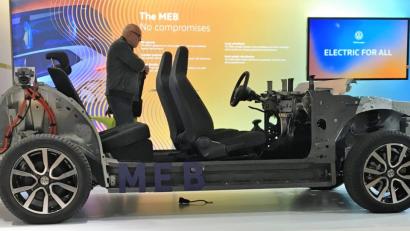Bild: bz
Modularer E-Antriebs-Baukasten (MEB) ist das neue Zauberwort bei Volkswagen. Auf der Plattform werden in den nächsten Jahren 27 neue Modelle im gesamten Konzern gebaut. Die Batterie steckt im Unterboden.
