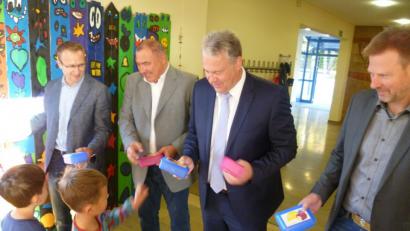 Bild: usc
43 Buben und Mädchen der zwei ersten Klassen der Grundschule Freudenberg, die in Lintach unterrichtet werden, erhielten kostenlose Brotzeitboxen. Diese verteilten (von links) Stephan Schwarzenberger und Robert Graf vom Amt für Abfallwirtschaft, Landrat Richard Reisinger und Freudenbergs Bürgermeister Alwin Märkl.