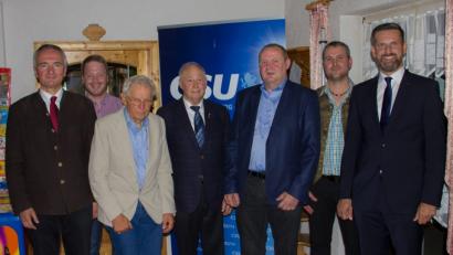 Bild: csk
Langjährige Mitglieder der CSU Etzelwang ehren Vorsitzender Klaus Strobel (Dritter von rechts) und Bürgermeister Roman Berr (rechts) für ihre Treue. Es gratulieren auch (von links) Landtagsabgeordneter Harald Schwartz und JU-Kreisvorsitzender Henner Wasmuth.