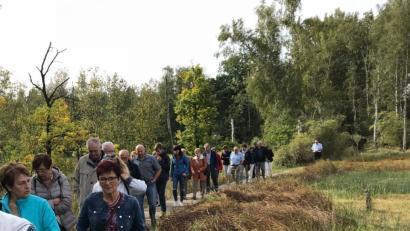 Bild: exb
Im Naturschutzgebiet Soos machen sich die Teilnehmer auf den Rundweg.