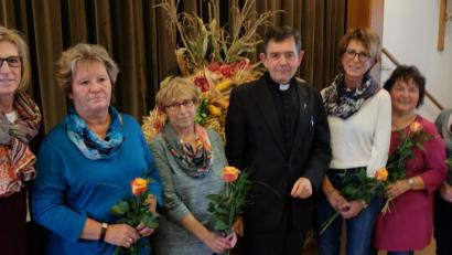 Bild: le
Das seit einem Jahr tätige Führungsteam des Seniorenkreises freut sich auf das kleine Jubiläum am 4. Oktober. Von links: Leiterin Marlene Noetzel, Christine Riebl, Vroni Bauer, Pfarrer Max Früchtl, Karin Rast, Brigitte Beer und Anita Gailitzdörfer.