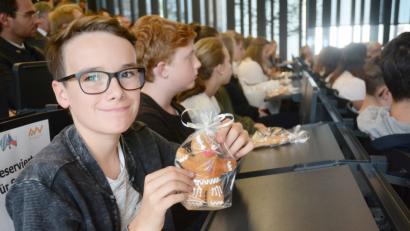 Bild: gsb
Pfefferkuchen aus Eger – ein Dankeschön für die Schüler, die beim Festakt in der OTH in Weiden musizieren und Theater spielen