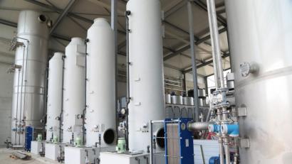 Bild: Gerhard Götz
Die Klärschlammtrocknungsanlage - im Bild die Abluftreinigung - wird derzeit neben dem Müllkraftwerk gebaut. Wo eine Monoverbrennungsanlage für den getrockneten Schlamm entstehen soll, ist derzeit noch offen.