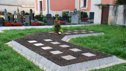 Bild: enz
Eine neues Urnenfeld ist im Neualbenreuther Friedhof angelegt worden. Eine Grabstelle ist bereits belegt.
