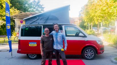 Bild: exb
Gewinner Holger Dietz (links) mit Moderator Wolfgang Leikermoser vor dem VW Bus im Wert von 60.000 Euro.