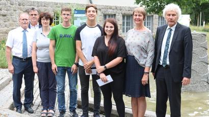 Bild: exb
Bei der Verabschiedung: (von links) Personalratsvorsitzender Max Bindl, Personalchef Walter Brucker, Birgit Üblacker von der Unteren Naturschutzbehörde, Severin Schmelcher, Tobias Sammüller, Theresa Weiß, Theresia Kunz von der Kommunalen Jugendarbeit und Landrat Wolfgang Lippert.