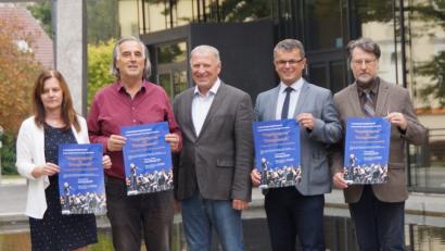 Bild: weu
Chefdirigent Hans Richter (Zweiter von links) und seine Smetana Philharmoniker gastieren am 2. Januar mit dem Neujahrskonzert. Bereits in Vorfreude sind (von rechts) Klassik-Beauftragter Karl Stumpfi, Bürgermeister Martin Birner, Peter Wunder (Kunstverein) und Hallen-Managerin Rosa Schafbauer.