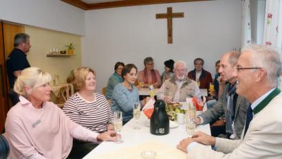 Bild: fuw
Am vergangenen Dienstag wurde in den Gemeinderäumen das "offene Trauercafé" eröffnet. Alle seien herzlich dazu eingeladen, einfach einmal vorbeizuschauen, meinen Karolina Ost, Hedwig Fröhlich, Hans Blum und Dominic Naujoks (von links).