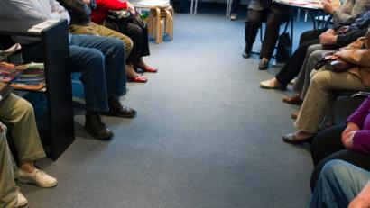 Bild: Patrick Pleul/dpa
Viele Patienten sitzen in einem Wartezimmer einer Arztpraxis.