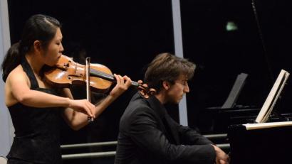 Bild: Kunz
Tianwa Yang (Violine) und Nicholas Rimmer (Klavier) spielen groteske Stücke in der Max-Reger-Halle.