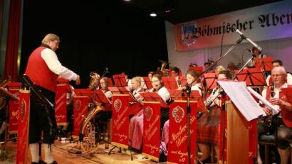 Bild: wro
Dirigent Josef Polata hat seine Musiker gut auf den „Böhmischen Abend“ im Pfarrzentrum vorbereitet.