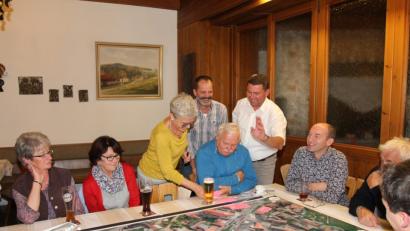 Bild: pi
Bürgermeister Rainer Rewitzer (stehend, rechts) freut sich über die vielen Anregungen und Diskussionsbeiträge in der ersten "Bürgerwerkstatt".