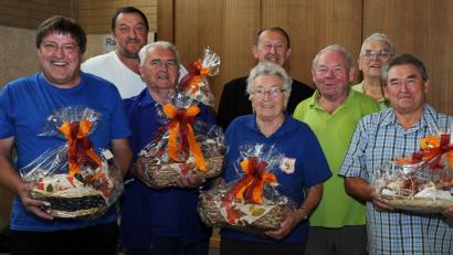 Bild: Gerhard Franz
Vorsitzender Sigurd Schmidt (hinten, rechts) und Schirmherr Richard Gaßner (links daneben) zeichnen die Vereine aus, die beim 49. Internationalen Wandertag in Ammersricht am stärksten vertreten waren.