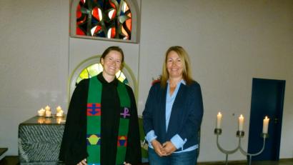 Bild: rn
Mit den Worten „Ja, mit Gottes Hilfe“ sagte Sabine Kreuzer (rechts) im Einführungsgottesdienst zu, in der Kirchengemeinde Eschenbach/Kirchenthumbach die Aufgaben der Pfarrsekretärin zu übernehmen. Pfarrerin Anne Utz legte ihr danach die Hände zum Segen auf.